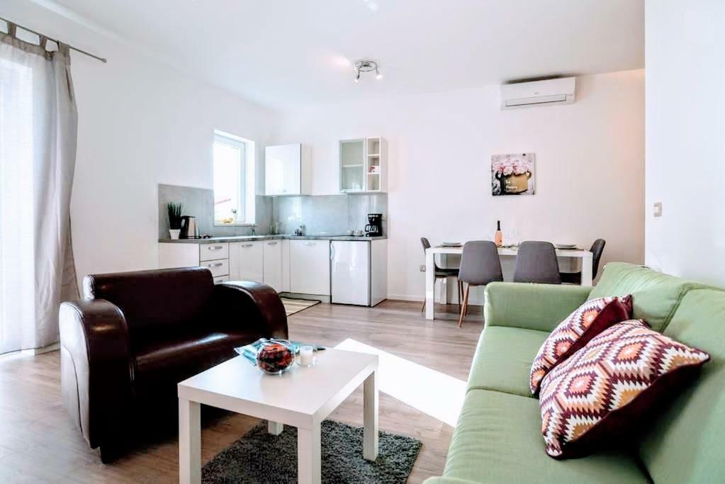 Holiday Apartments Mediterraneo Funtana Esterno foto
